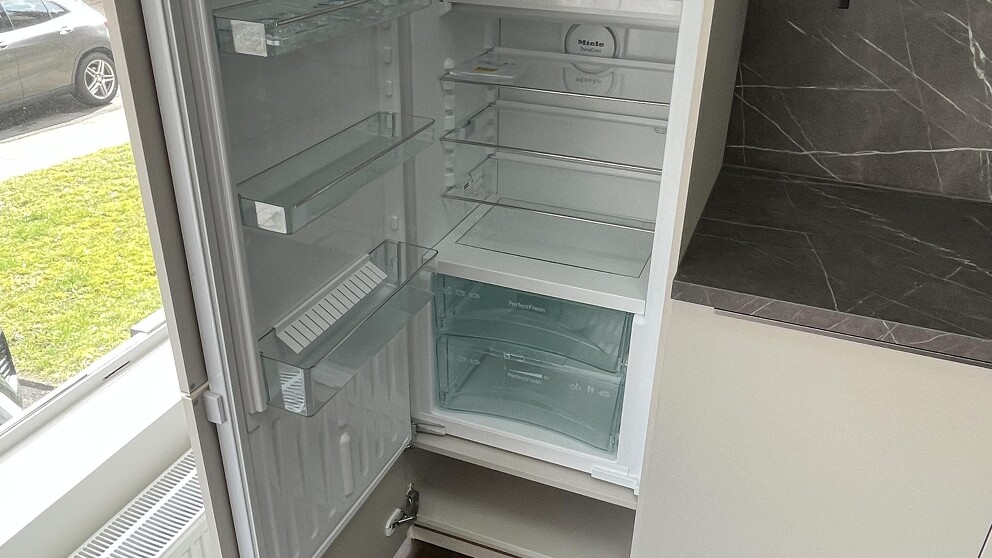 Ansicht mit eingebautem Kühlgerät (das Kühlgerät gehört nicht zum Angebot, auf Anfrage können wir Kühlgeräte anbieten)