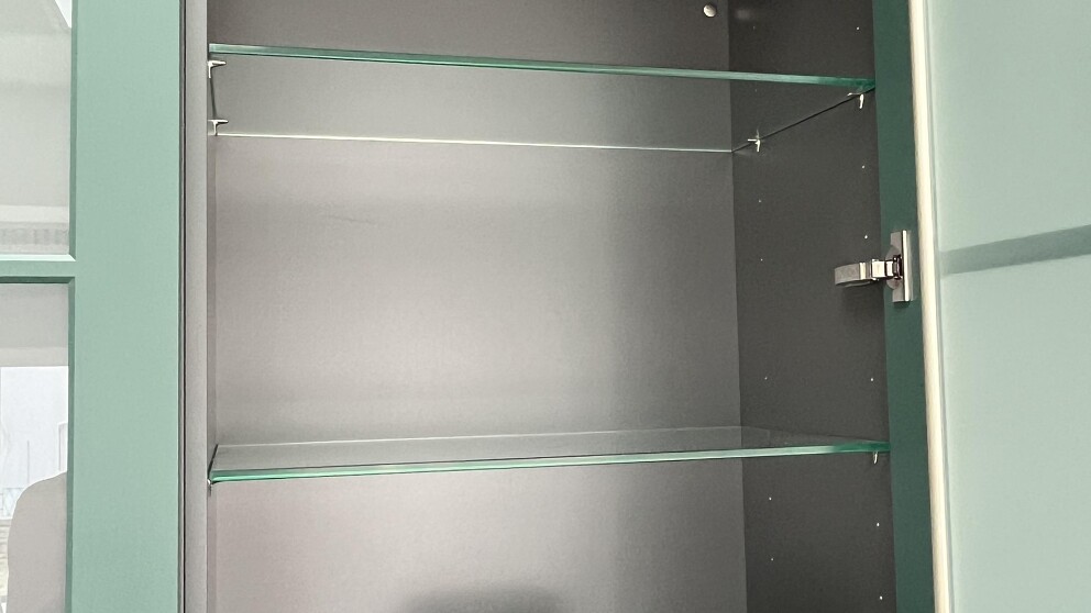 Matt-Glashängeschrank innen mit LED-Beleuchtung 
